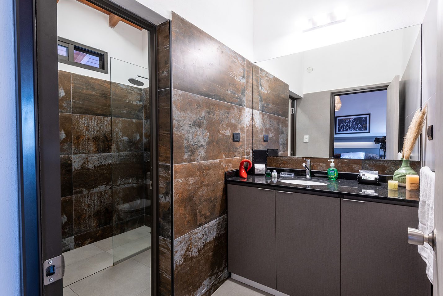 Twin guest room